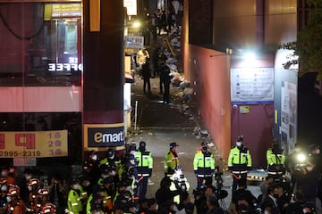 La avalancha en una zona de ocio de un barrio de Sel deja al menos 146 muertos y ms de un centenar de heridos. Segn la prensa surcoreana, las vctimas estaban celebrando Halloween y se quedaron atrapadas en un callejn. 