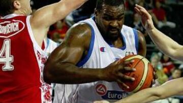 <b>FORTALEZA INTERIOR. </b>Schortsanitis lidera un juego interior griego que presume de kilos y fortaleza con Baby Shaq, Burusis y Tsartsaris.