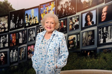 Betty White se quedó a 15 días de cumplir los 100 años. La actriz vivió 99 años llenos de humor, ternura y una energía inagotable. Nacida en 1922, fue pionera de la televisión estadounidense, con una carrera que abarcó más de ocho décadas. Brilló en comedias como 'El show de Mary Tyler Moore'(1970-1977), 'Las chicas de Oro'(1985-1993)  y 'Póquer de Reinas'(2010-2015), convirtiéndose en un ícono cultural por su ingenio y carisma.

Además de actriz, fue productora, defensora de los animales y símbolo de longevidad en el mundo del espectáculo. Falleció en 2021, pocos días antes de cumplir 100 años, dejando un legado de alegría, profesionalismo y amor por la vida que sigue inspirando a generaciones.