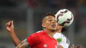 LIM12. LIMA (PER&Uacute;), 03/06/2015.- Paolo Guerrero (frente) de Per&uacute; disputa el bal&oacute;n con un jugador de M&eacute;xico. EFE/Paolo Aguilar