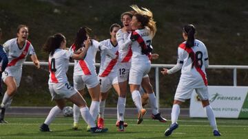 Las jugadoras del Rayo celebran el gol de Zaïra Flores al Atlético en el 94'.