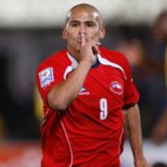 Humberto Suazo sorprende y anuncia su retiro del fútbol