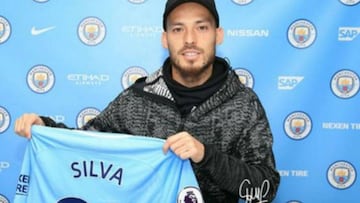 David Silva signs a one-year contract extension at City