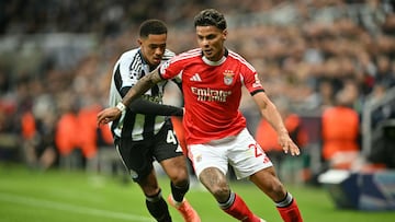 Newcastle United's English midfielder #41 Jacob Ramsey (L) vies with Benfica's Colombian midfielder #20 Richard Rios (R) during the English Premier League football match between Newcastle United and Benfica at St James' Park in Newcastle-upon-Tyne, north east England on October 21, 2025. (Photo by ANDY BUCHANAN / AFP)