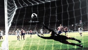 Luis Aragon&eacute;s marca, con este penalti, el 2-0 en el Atl&eacute;tico-Cagliari en el Calder&oacute;n, en los cuartos de la Copa de Europa de la 70-71.