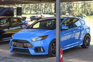 En la Región de la Araucanía Ford presentó por primera vez en Chile el Focus RS. Desde la línea de performance de la marca llega con un motor de 2.3 litros y 350 hp de potencia.
La presentación se llevó a cabo en Pucón y luego se realizó una prueba del vehículo en el autódromo Interlomas de Temuco.