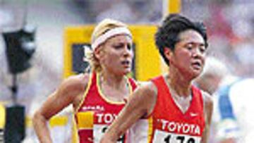 <b>POR DETRÁS DE LA CHINA YINGJIE SUN.</B> Marta Domínguez persigue a la china Yingjie Sun en su serie de 5.000 metros. La asiática fue la que marcó el ritmo en gran parte de la carrera.