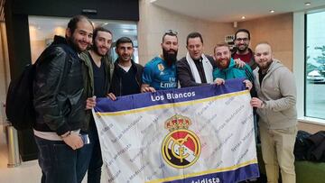 Tom&aacute;s Roncero con la pe&ntilde;a Syrian Madridista. 