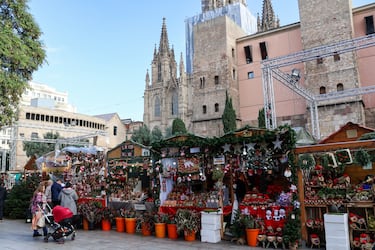 El mercado navideño más antiguo de la Ciudad Condal (siglo XVIII) es el de la Fira de Santa Llúcia (Feria de Santa Lucía) que se encuentra en los alrededores de la Catedral de Barcelona. En sus puestos encontrarás todo tipo de artículos, aunque destacan las figuras artesanales para el Belén y artículos tradicionales de la Navidad catalana como los caganers. Abierto desde el 28 de noviembre hasta el 23 de diciembre. Horarios: de lunes a viernes: de 10:00 a 21:00 | Sábados, festivos y vísperas de festivos: de 10:00 a 21:00.