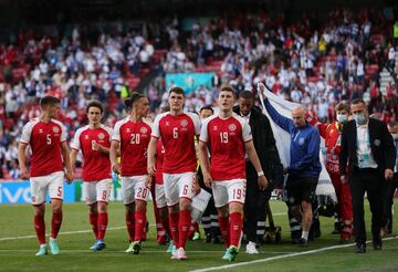 COPENHAGUE, DINAMARCA - 12 DE JUNIO: Christian Eriksen (Oculto) de Dinamarca es escoltado fuera del campo por sus compañeros de equipo y los médicos en una camilla después de recibir tratamiento médico durante el partido del Grupo B de la Eurocopa 2020 entre Dinamarca y Finlandia el 12 de junio de 2021 en Copenhague, Dinamarca.