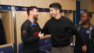 Abrazo entre el español Carlos Soler y Lionel Messi.