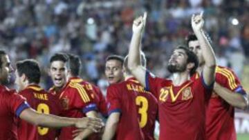 El centrocampista de la selección española sub'21, Francisco Román Alarcón "Isco", es felicitado por sus compañeros tras marcar de penalti el 4-1 en la final del del Europeo sub'21 que enfrenta a España contra Italia en el estadio Teddy de Jerusalén, Israel, el 18 de junio del 2013. España ganó el encuentro por 4-2 y logró el cuarto título europeo sub'21 de su historia, el segundo consecutivo.