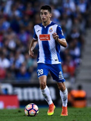 20 años. Hormigón armado para el centro del campo del Espanyol. Quique valora mucho su saber estar junto a Javi Fuego o para apuntalar el equipo con el marcador a favor. Renovado hasta 2022 y con 40 millones de cláusula.