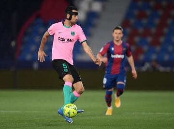 Busquets con una m¨¢scara protectora.
