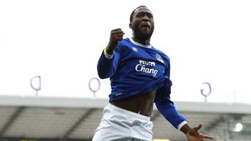 Lukaku, delantero del Everton, celebra uno de sus goles contra el Leicester.