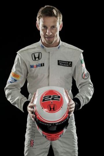 Button posa con su nuevo casco para la temporada 2015.