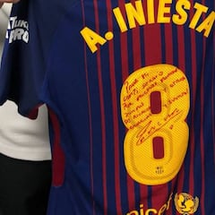 Iniesta le dedicó a Ramos su última camiseta en un Clásico