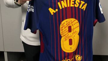 Iniesta le dedicó a Ramos su última camiseta en un Clásico