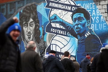 Su impacto en el equipo fue inmediato, los aficionados adoraban su talento innato, pero conocían de la necesidad el club inglés, que atravesaba un momento ecnómico muy precario, y sabían que lo iban a disfrutar poco, pues necesitaban su traspaso para sanear las arcas del club.