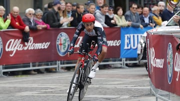 Fabio Aru compite durante una contrarreloj en el Giro de Italia 2018.