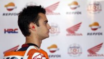 Dani Pedrosa en el box durante los libres en Alca&ntilde;iz.