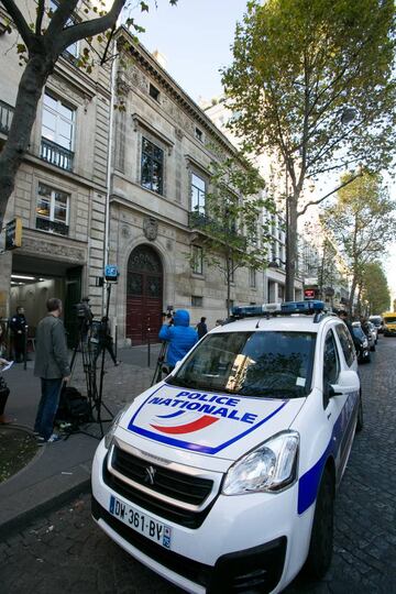 Polic&iacute;a y medios en la casa de Kim Kardashian en Par&iacute;s