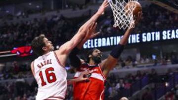 Pau Gasol trata de taponar el tiro de Nené Hilario ante la mirada de Derrick Rose.
