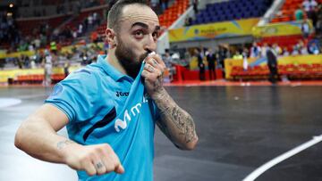 GRAF8735. ZARAGOZA, 20/04/2018.- El jugador del Inter Ricardinho celebra con la afici&oacute;n la victoria por 2-1 ante el FC Barcelona Lassa, tras el segundo partido de la final four de la Liga de Campeones de f&uacute;tbol sala que Inter Movistar y FC B