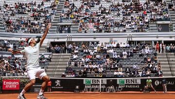 Roger Federer se deja ver entrenando en tierra batida