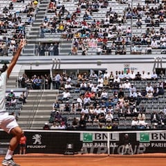 Roger Federer se deja ver entrenando en tierra batida