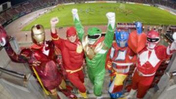 AFICIÓN GALÁCTICA. Siete mil aficionados acudieron ayer al entrenamiento de la Selección en el Iberostar, que comenzó a media luz, se encontró con un apagón y acabó con la iluminación al completo. El lleno está asegurado esta noche.