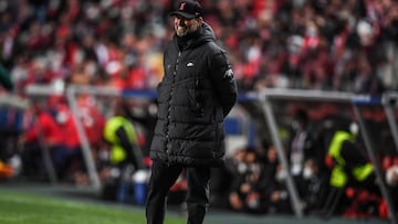 Liverpool's German manager Jurgen Klopp smiles during the UEFA Champions League quarter final first leg football match between SL Benfica and Liverpool FC at the Luz stadium in Lisbon on April 5, 2022. (Photo by PATRICIA DE MELO MOREIRA / AFP)