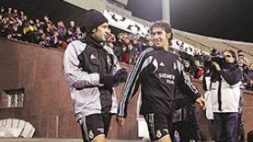 <b>CENTRO DE ATENCIÓN</b>. Figo y Raúl acceden al Olímpico de Kiev para iniciar el entrenamiento de ayer.