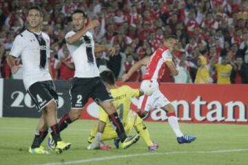 El delantero de Santa Fe, Wilson Morelo, celebra uno de los tres goles que anotó frente a Colo Colo.