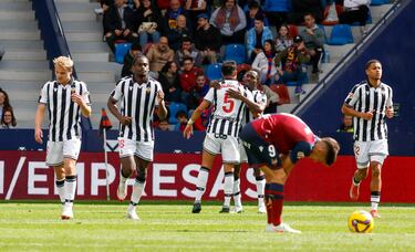En su tercera titularidad, Camara estrenó su cuenta con el Castellón. Y lo hizo con un doblete de delantero oportunista, estando en el sitio concreto para rematar, adelantándose a la defensa. Dos goles parecidos que, sin embargo, no sirvieron para sumar puntos.