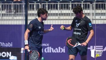 Tapia y Coello celebran un punto,