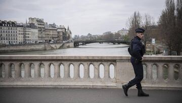 Paris (France), 22/03/2020.- French Police officers patrol along the Seine river banks, while France is under lockdown in an attempt to stop the widespread of the SARS-CoV-2 coronavirus causing the Covid-19 disease, in Paris, France, 22 March 2020. (Francia) EFE/EPA/JULIEN DE ROSA
