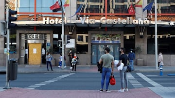 GRAF481. MADRID, 25/09/2020.- Vista de la entrada del hotel V&iacute;a Castellana en Madrid, uno de los hoteles medicalizados, que ha confirmado su disponibilidad a partir del pr&oacute;ximo 1 de octubre. Madrid ha anunciado que para aumentar la capacidad