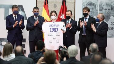 The President of the Community of Madrid in Spain, currently at the centre of a political storm, recognised the famous Madrid players of the 80s.