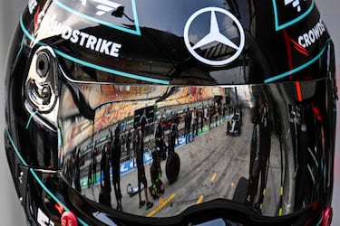 Un mecánico del equipo Mercedes observa la llegada al pit lane del coche del piloto británico George Russell mientras otros compañeros se disponen a practicar un pit stop antes del Gran Premio de China de Fórmula 1. Tras el debut en Albert Park, la segunda cita del Mundial en el Circuito Internacional de Shanghái.