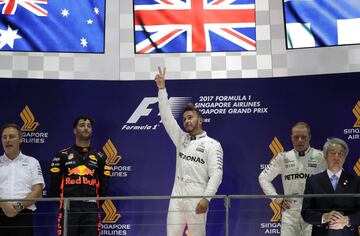 Lewis Hamilton celebrando en el pódium su victoria en el Gran Premio9 de Singapur. 