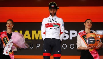 Fernando Gaviria conquistó su triunfo al esprint tras descalifiación de Viviani