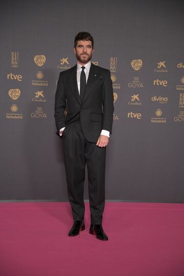 El actor Alfonso Bassave posa con un traje de Lander Urquijo, camisa de Carmen Sobrino y botas de Christian Louboutin.