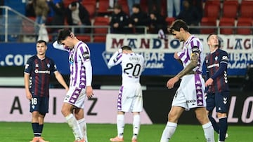 Jugadores del Real Valladolid, desolados, tras la derrota en Ipurua.