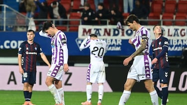 Jugadores del Real Valladolid, desolados, tras la derrota en Ipurua.