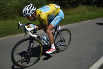 Esta trampa fue la protagonizada por el ciclista Nibali. Fue expulsado de La Vuelta a España después de sujetarse de un coche mientras trataba de alcanzar a los favoritos.