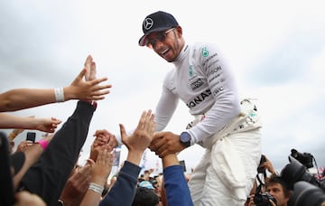 El piloto británico Lewis Hamilton se adjudicó el Gran Premio de Gran Bretaña al ganar de punta a punta en el circuito de Silverstone. Hamilton compartió el podio con su coequipero, Valtteri Bottas y Kimi Raikkonen, segundo y tercero, respectivamente. El mexicano Sergio ‘Checo’ Pérez’ culminó en noveno sitio.