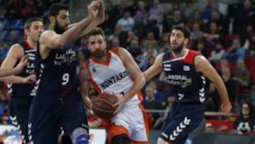 Álex Urtasun entre jugadores del Laboral Kutxa Baskonia.