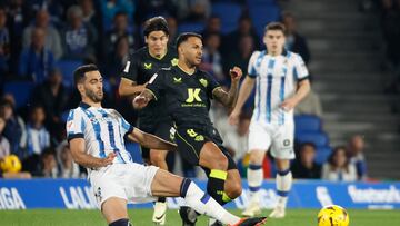 SAN SEBASTIÁN, 14/04/2024.- El centrocampista de la Real Sociedad Mikel Merino (i) disputa el balón ante Jonathan Viera (d), centrocampista del Almería, durante el partido de Liga de Primera División disputado este domingo en el estadio Reale Arena de San Sebastián. EFE/Javier Etxezarreta
