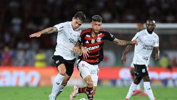 RIO DE JANEIRO, BRAZIL - DECEMBER 03: Vinicius of Ceara fights for the ball with Jorge Carrascal of Flamengo during the Brasileirao 2025 match between Flamengo and Ceara at Maracana Stadium on December 03, 2025 in Rio de Janeiro, Brazil. (Photo by Buda Mendes/Getty Images)